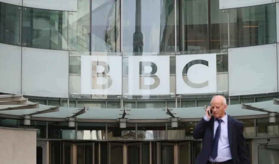 أوضحت BBC أن هذا القرار يأتي في ظل ما وصفته بـ«ضغوط مالية كبيرة»