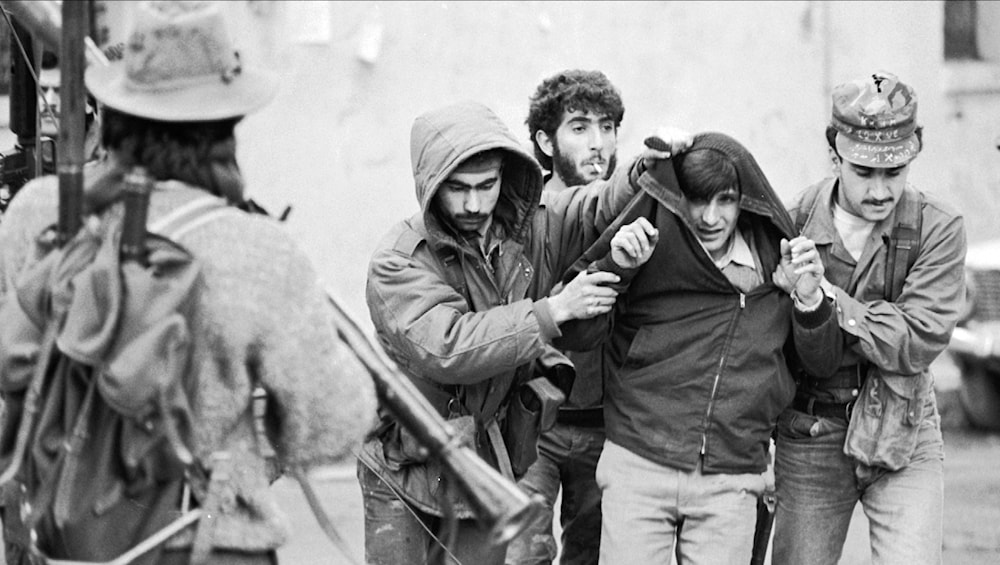 مدنيون يقتادون على أحد الحواجز أثناء الحرب الأهلية (getty)