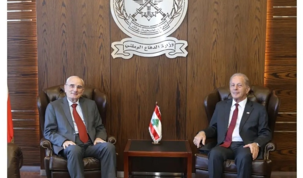 وزير الدفاع مستقبلاً السفير الأميركي في اليرزة (من الويب)