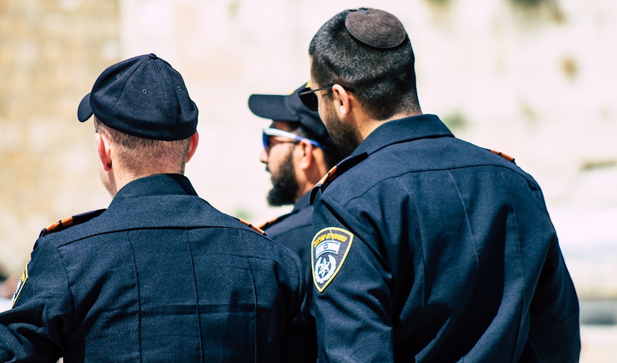 عناصر من الشرطة الإسرائيلية يسيرون قرب حائط البراق في البلدة القديمة بمدينة القدس (من الويب)