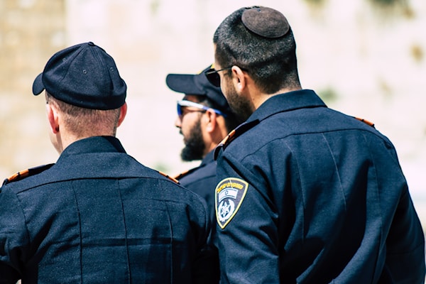 عناصر من الشرطة الإسرائيلية يسيرون قرب حائط البراق في البلدة القديمة بمدينة القدس (من الويب)