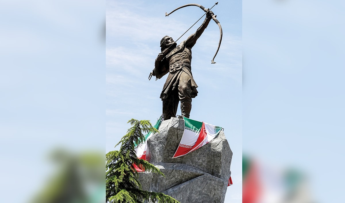تمثال لرامي السهام الأسطوري الفارسي، آرش، في طهران (أ ف ب)
