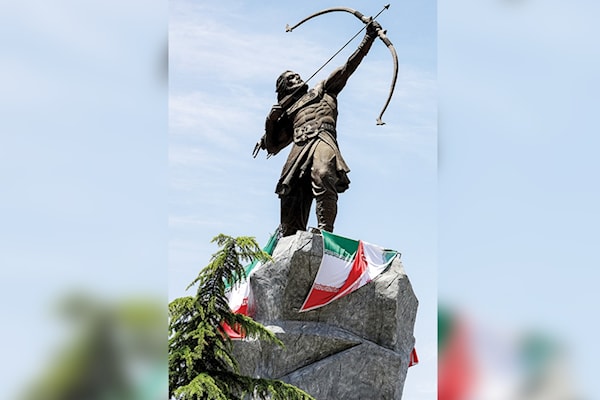 تمثال لرامي السهام الأسطوري الفارسي، آرش، في طهران (أ ف ب)