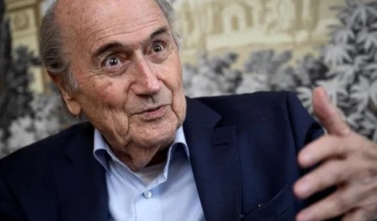 أشارَ بلاتر إلى أنه على رئيس فيفا الحالي، أن يكون أكثر قوّةً في مواجهة الضغوط السياسية.
