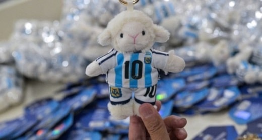 يعود اختيار شكل الماعز إلى لقب GOAT الشهير الذي يُطلق على ميسي