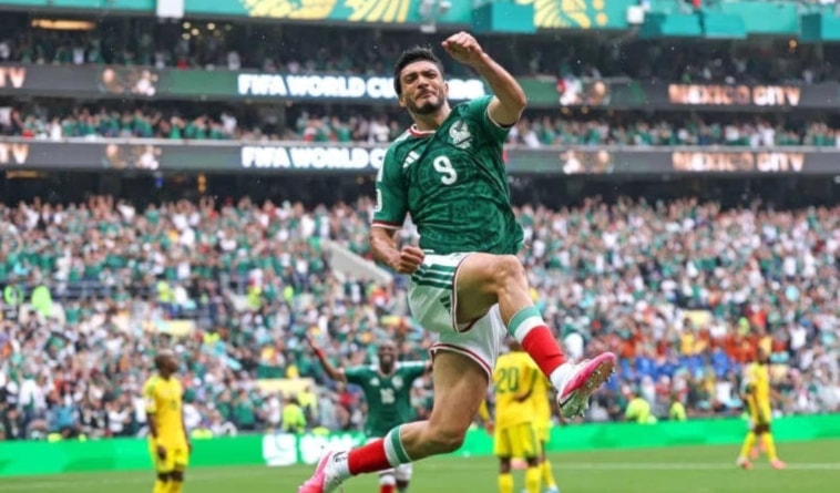 سجّلَ كل من خوليان كينيونيس (9) وراؤول خيمينيز (67) هدفَي المنتخب المكسيكي.