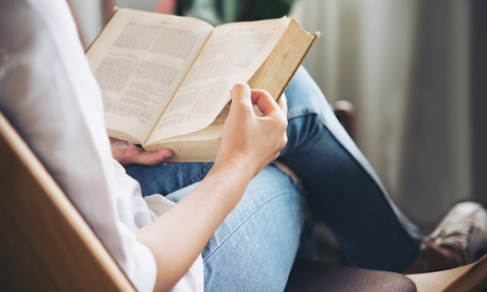 تساعد القراءة الورقية في الاستيقاظ الذهني التدريجي.