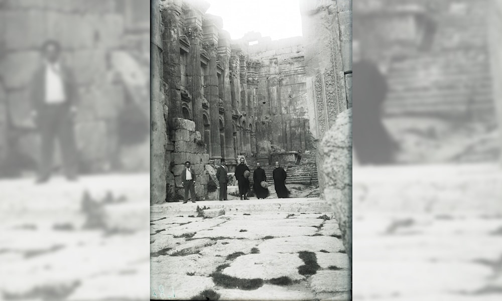 زيارة مجموعة من الآباء إلى معابد بعلبك، من بينهم الأب لويس معلوف (1869-1946) في الوسط، لبنان، بين عامَي 1931 و1933، لوحة زجاجية 10&times;15 سم، مجموعة المطبعة الكاثوليكية