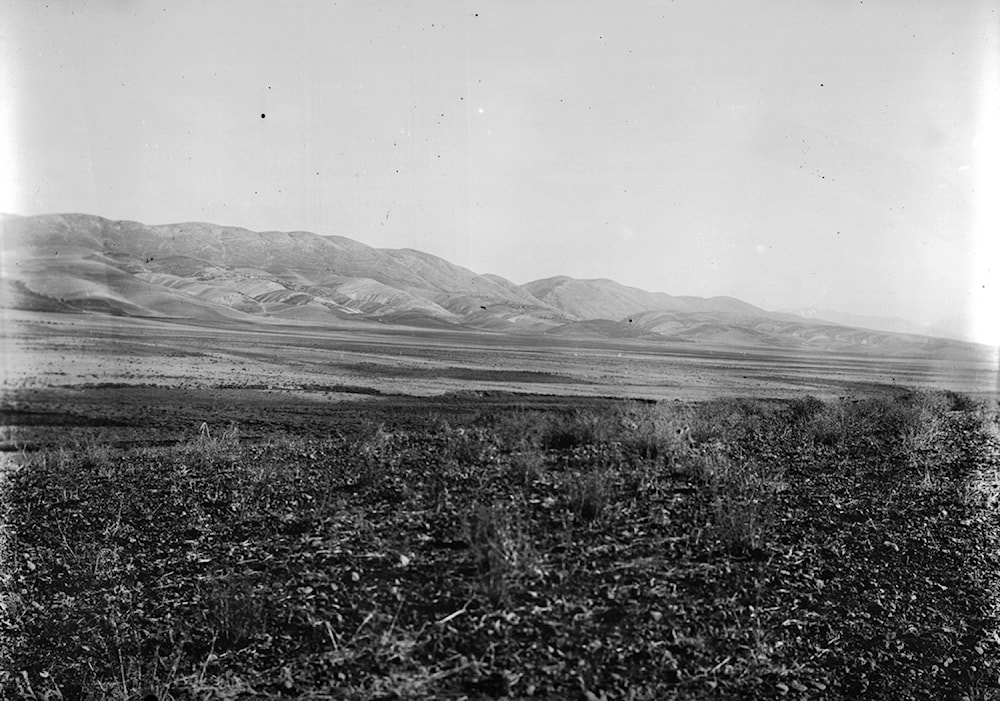 منظر طبيعي في سهل البقاع، والجبال في الخلفية، لبنان، بين عامَي 1923 و1925، لوحة زجاجية 10&times;15 سم، مجموعة المطبعة الكاثوليكية