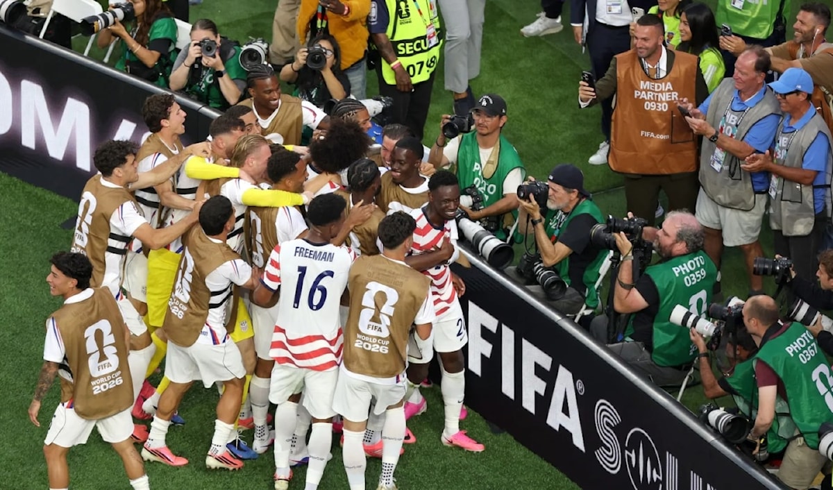 وقّعَ على أهداف منتخب الولايات المتحدة الأميركية كل من فولارين بالوغون ولاعب منتخب باراغواي داميان بوباديلا بالخطأ والبديل جيوفاني رينا.