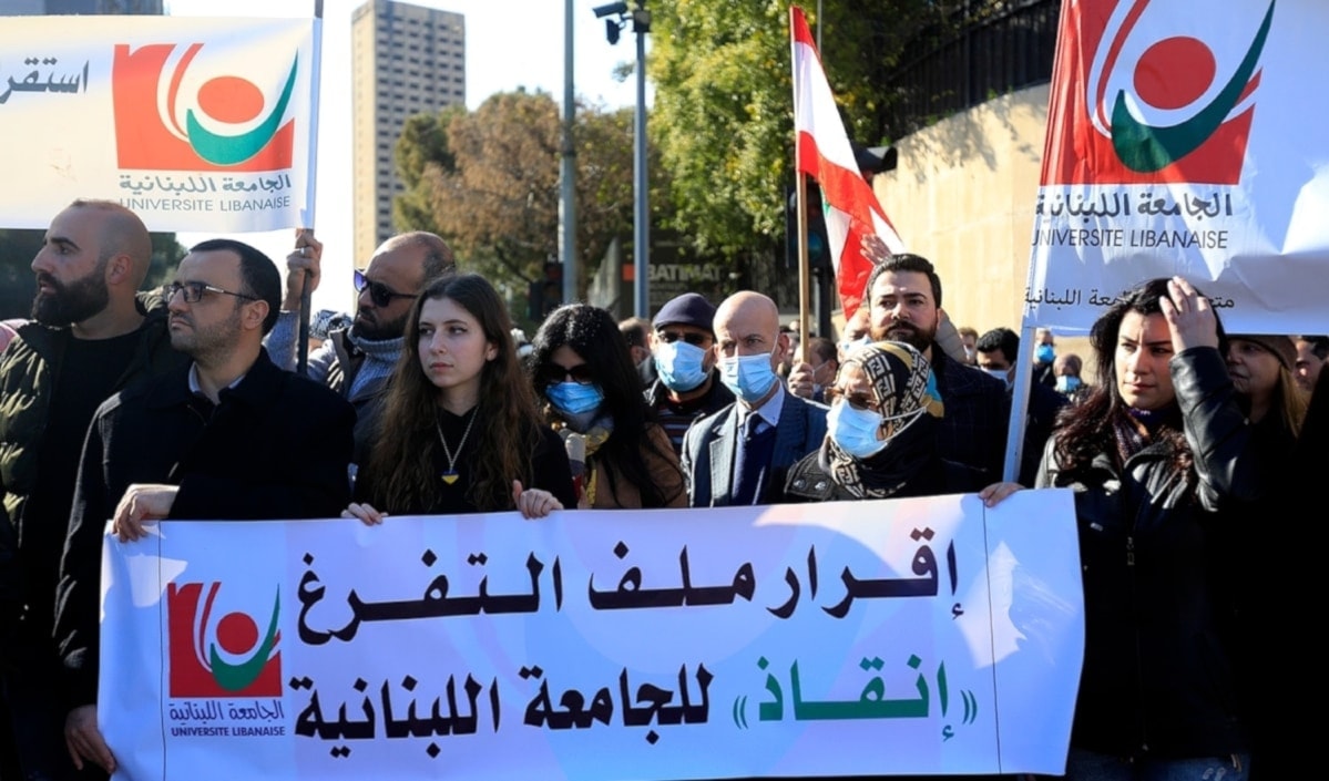 رفع المعتصمون لافتات تطالب بإقرار ملف التفرغ وإنهاء حالة الظلم اللاحقة بهم (مروان بو حيدر)
