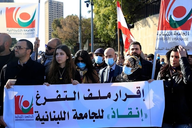 رفع المعتصمون لافتات تطالب بإقرار ملف التفرغ وإنهاء حالة الظلم اللاحقة بهم (مروان بو حيدر)