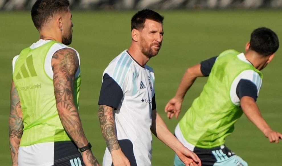 يدخل منتخب الأرجنتين المواجهة بطموح الحفاظ على لقبه العالمي وتوجيه رسالة قوية للمنافسين، مرتكزاً على نجومه الكبار بقيادة ليونيل ميسي.
