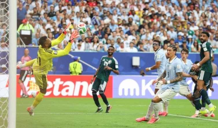 لعبَ العويس حارس المنتخب السعودي دوراً هاماً في حماية مرماه من تسجيل أوروغواي لهدف ثانٍ.