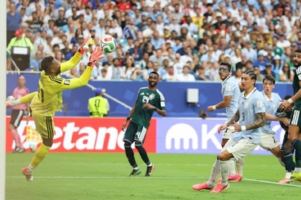 لعبَ العويس حارس المنتخب السعودي دوراً هاماً في حماية مرماه من تسجيل أوروغواي لهدف ثانٍ.