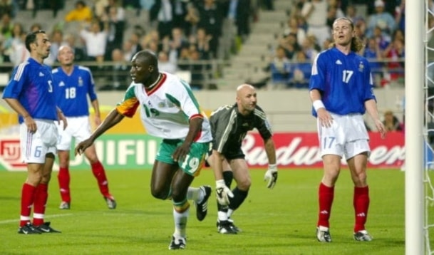 يعود آخر لقاء بين المنتخبَين إلى المباراة الشهيرة في افتتاح كأس العالم 2002، عندما حققَ منتخب السنغال فوزاً تاريخياً بهدفٍ دون رد على فرنسا.