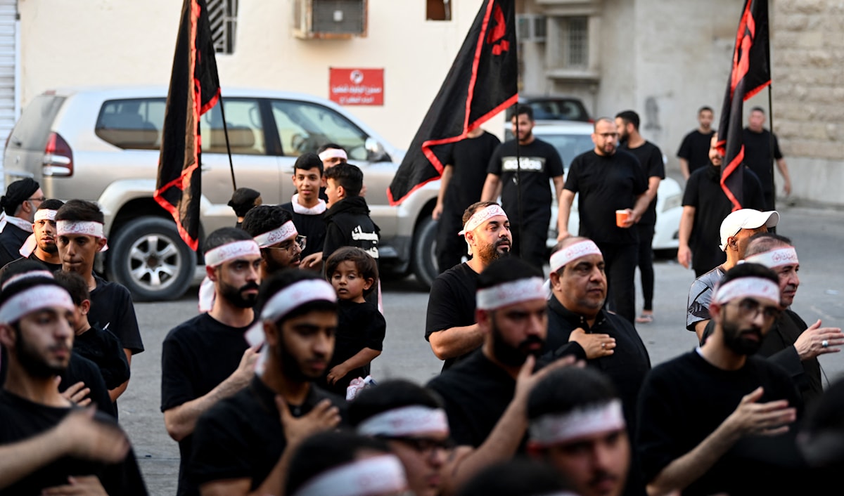 استبقت السلطات السعودية بدء إحياء مراسم شهر محرم في القطيف، بفرض جملة من القيود على أهالي المنطقة (أ ف ب)