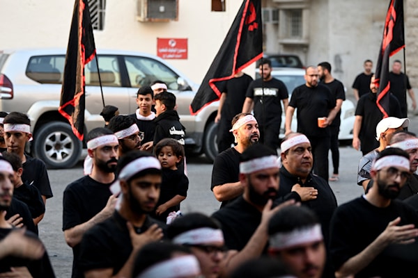استبقت السلطات السعودية بدء إحياء مراسم شهر محرم في القطيف، بفرض جملة من القيود على أهالي المنطقة (أ ف ب)