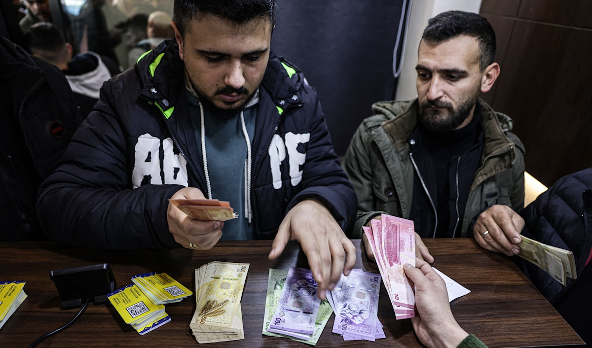 تتحمّل السياسات المُتّبَعة حالياً في إدارة الملف الاقتصادي جزءاً كبيراً من مسؤولية تدهور الأوضاع الاقتصادية (أ ف ب)
