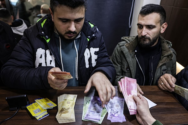 تتحمّل السياسات المُتّبَعة حالياً في إدارة الملف الاقتصادي جزءاً كبيراً من مسؤولية تدهور الأوضاع الاقتصادية (أ ف ب)