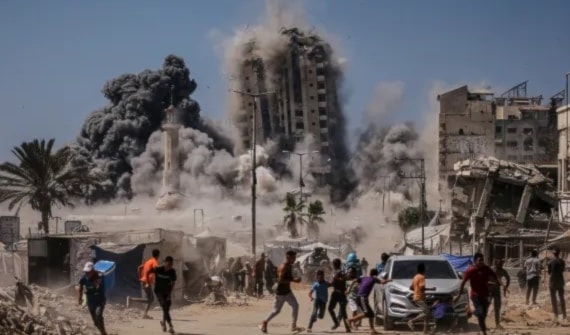 يواصل العدو عدوانه على غزة مخلفاً المزيد من الشهداء والجرحى والدمار (من الويب)