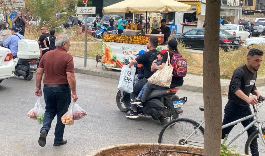 نازحون يحاولون الخروج من الضاحية الجنوبية في منطقة الطيونة (مروان بو حيدر)