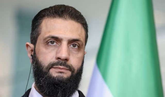 قال الشرع إن الحل الذي تطرحه سوريا يبدأ بوقف الحرب ثم الانتقال إلى حزمة متكاملة من الحلول (رويترز)