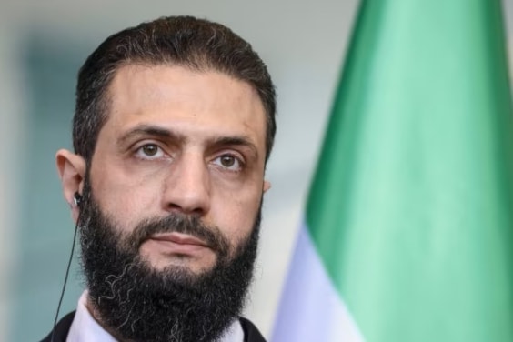 قال الشرع إن الحل الذي تطرحه سوريا يبدأ بوقف الحرب ثم الانتقال إلى حزمة متكاملة من الحلول (رويترز)