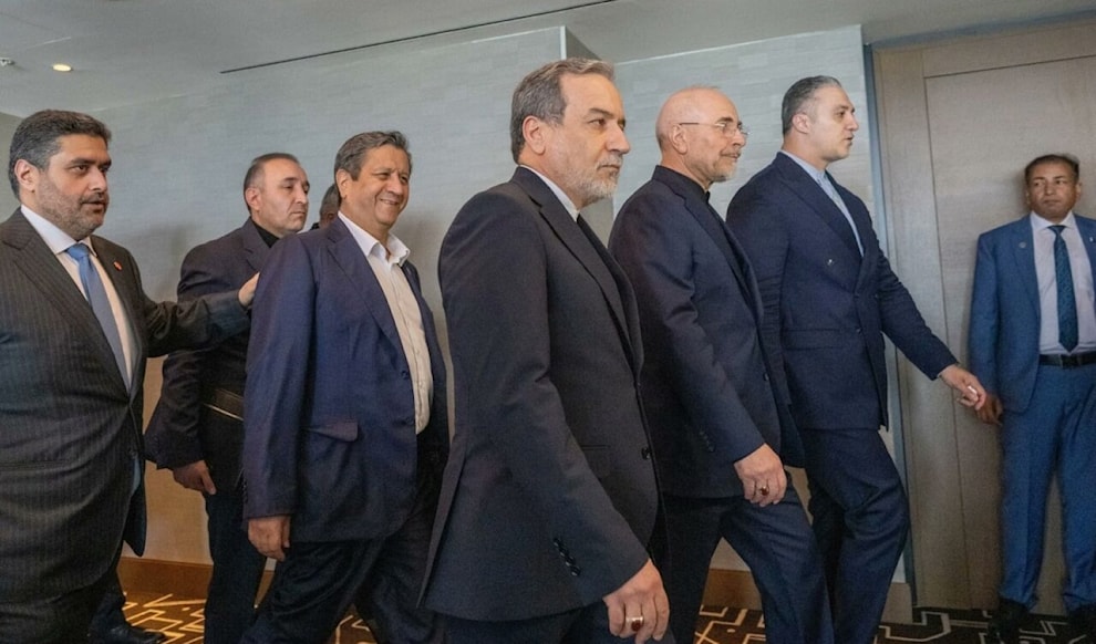 توجه رئيس البرلمان الإيراني محمد باقر قاليباف إلى سلطنة عُمان، برفقة وزير الخارجية عباس عراقجي (أرشيف)