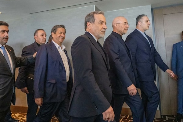 توجه رئيس البرلمان الإيراني محمد باقر قاليباف إلى سلطنة عُمان، برفقة وزير الخارجية عباس عراقجي (أرشيف)