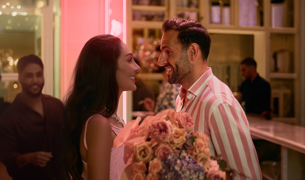 يقدم الشريط قصة تجمع بين الصداقة والحب.