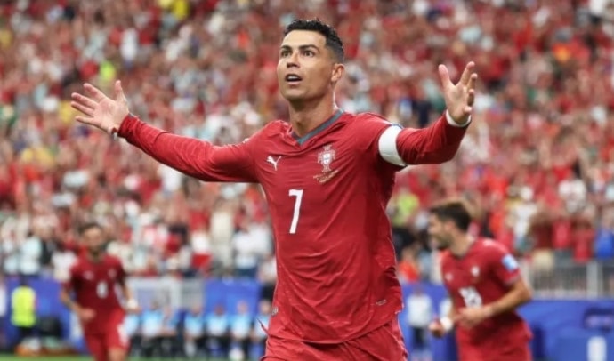 فاز رونالدو بجائزة أفضل لاعب في المباراة.