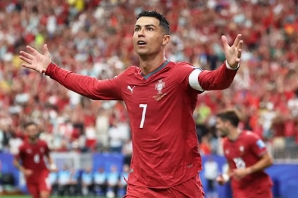 فاز رونالدو بجائزة أفضل لاعب في المباراة.