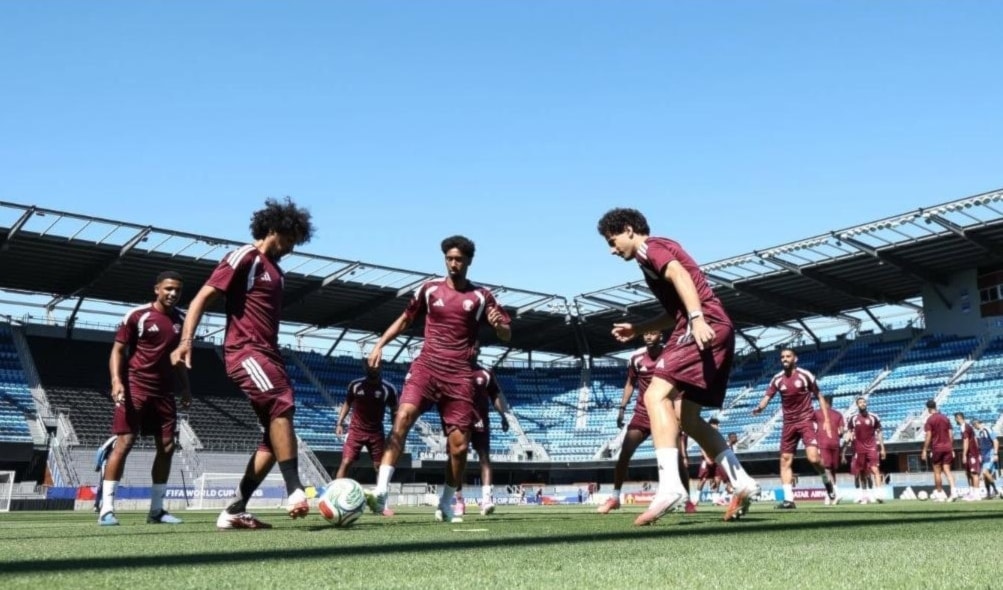 يبحث المنتخب القطري عن فوز يبقي آمالَه قائمة في العبور إلى دور الـ32.