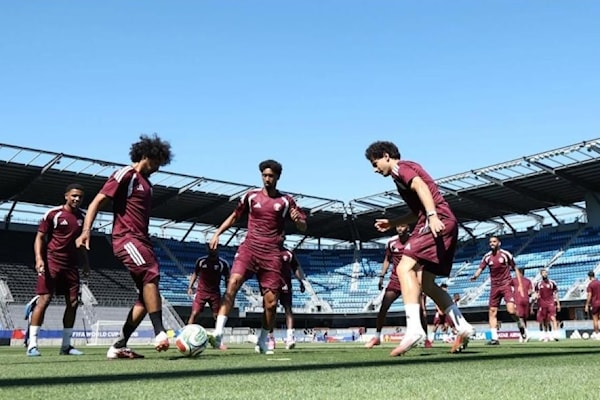 يبحث المنتخب القطري عن فوز يبقي آمالَه قائمة في العبور إلى دور الـ32.