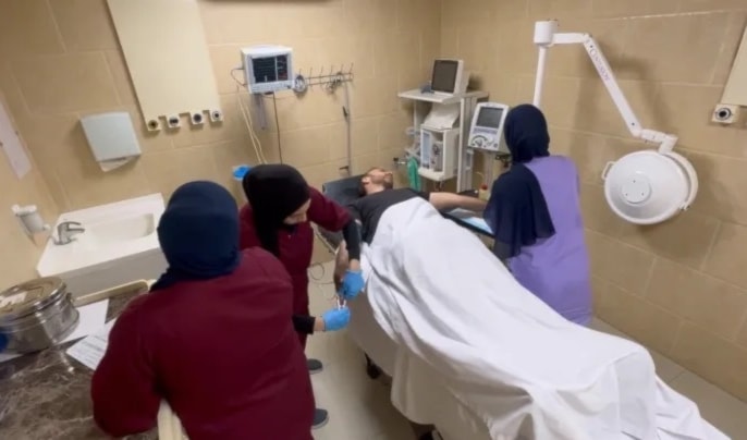 واصل عمال المستشفيات عملهم في أصعب الظروف (من الويب)