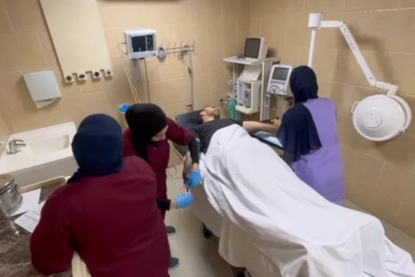 واصل عمال المستشفيات عملهم في أصعب الظروف (من الويب)