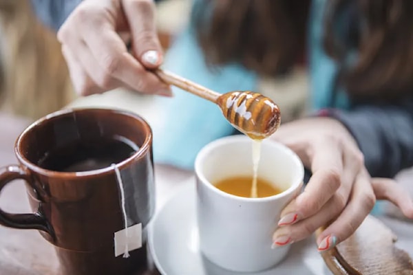 هل تضيف العسل إلى الشاي؟ 5 فوائد محتملة قد تدفعك إلى ذلك!