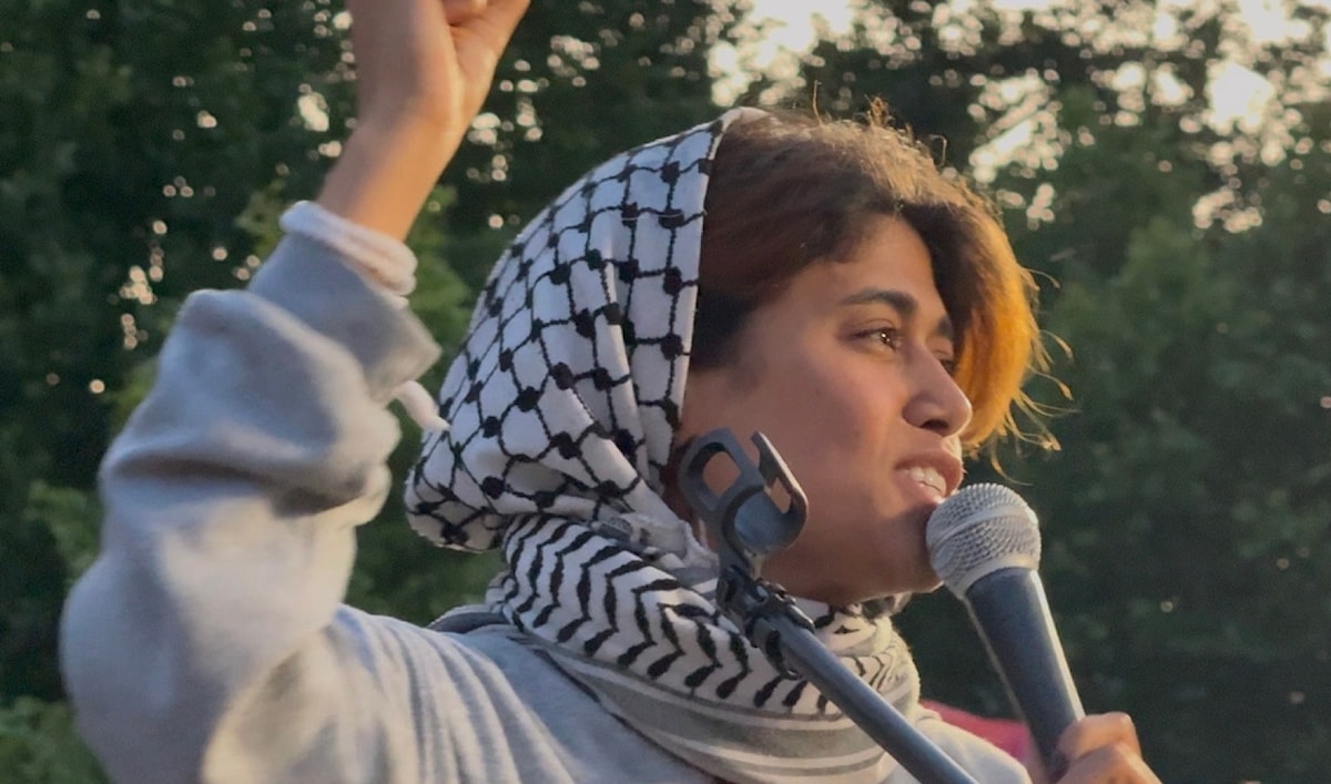 تحرص حسن على ارتداء الكوفية الفلسطينية في المحافل العامّة والبرلمانية (من الويب)