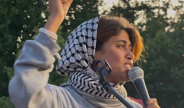 تحرص حسن على ارتداء الكوفية الفلسطينية في المحافل العامّة والبرلمانية (من الويب)