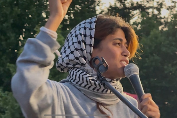 تحرص حسن على ارتداء الكوفية الفلسطينية في المحافل العامّة والبرلمانية (من الويب)