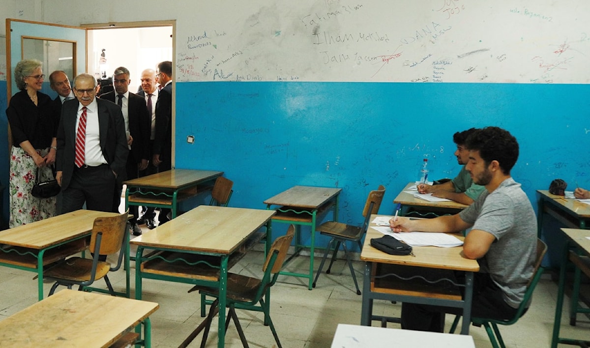 سلام وكرامي يتفقدان طلاباً في أثناء خضوعهم للامتحانات الرسمية العام الماضي (مروان بو حيدر)