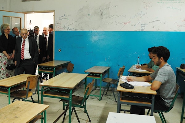 سلام وكرامي يتفقدان طلاباً في أثناء خضوعهم للامتحانات الرسمية العام الماضي (مروان بو حيدر)