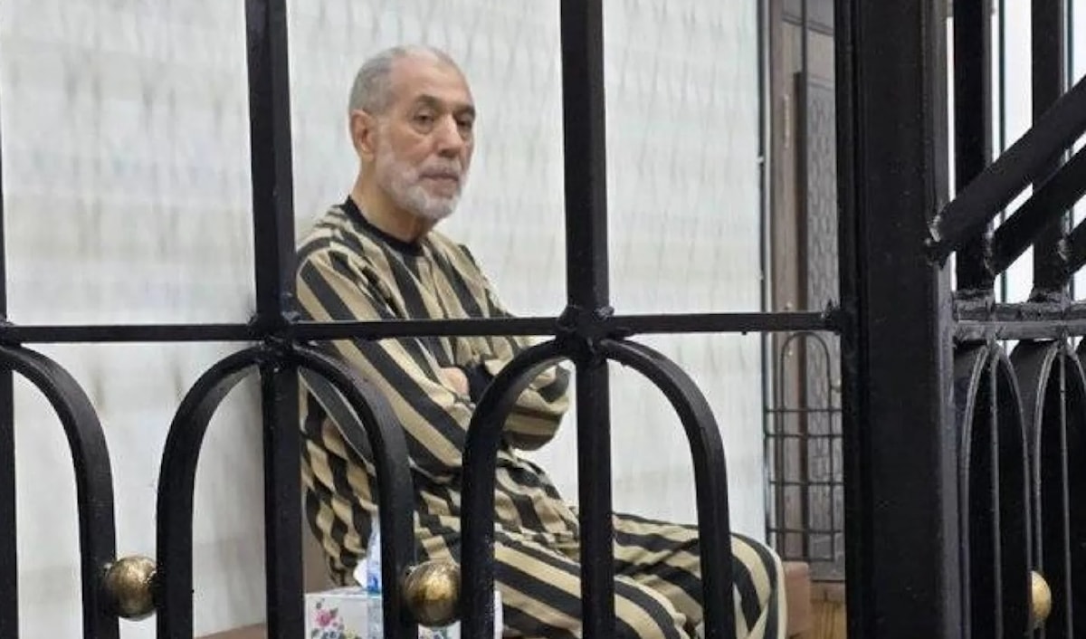 مفتي سوريا السابق في قفص الاتهام خلال افتتاح محاكمته الخميس الماضي (من الويب)