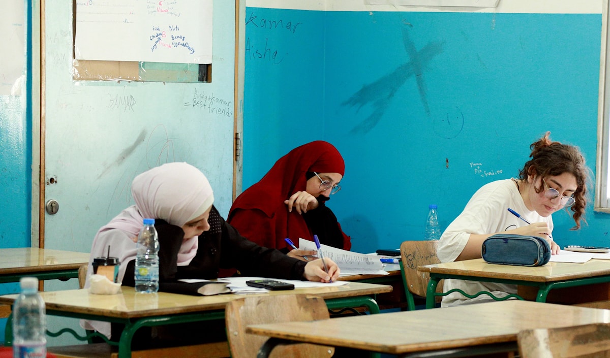 طلاب يجرون امتحانات الثانوية العامة لعام 2025 في أحد مراكز العاصمة بيروت (مروان بو حيدر)