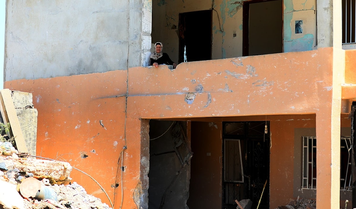 نازحة في منزلها المدمر جزئياً (مروان بو حيدر)