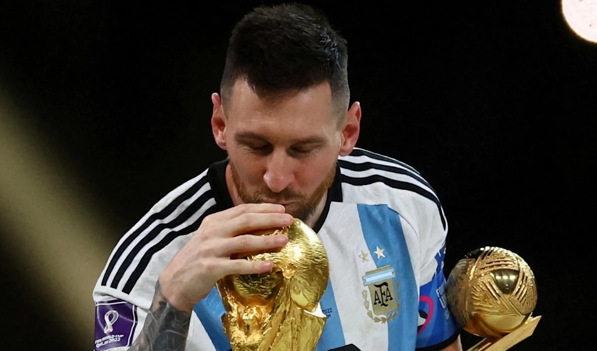 يستعد ميسي لقيادة منتخب الأرجنتين للدفاع عن لقب كأس العالم، الذي تُوِّجَ به للمرة الأولى في مسيرته عام 2022 في قطر.