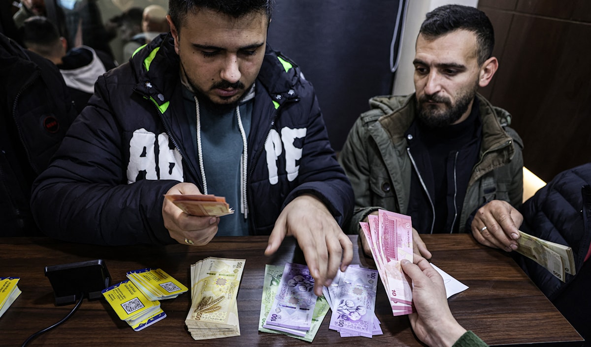 عودة سعر صرف الليرة إلى الانخفاض مجدّداً مقابل الدولار كانت متوقّعة، وقد جرى التحذير منها مُسبقاً (أ ف ب)