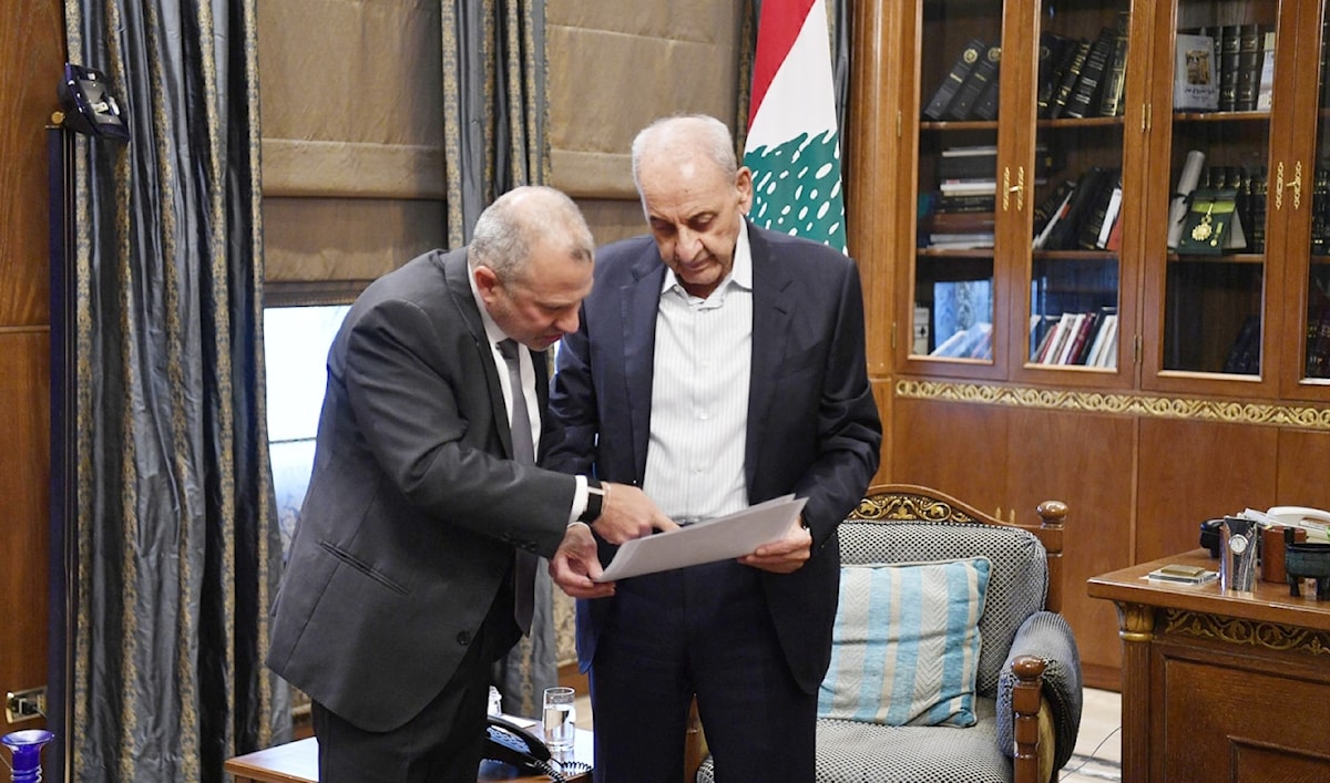 بري يطلع باسيل على صور للأضرار التي خلّفها التفجير الإسرائيلي في بلدة مجدل زون الجنوبية (مروان بو حيدر)
