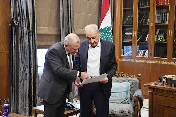 بري يطلع باسيل على صور للأضرار التي خلّفها التفجير الإسرائيلي في بلدة مجدل زون الجنوبية (مروان بو حيدر)